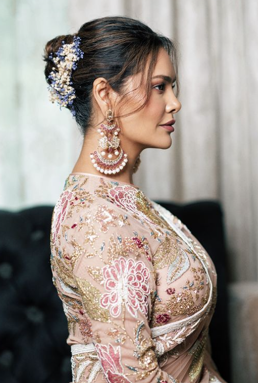 Esha Gupta’s Full Sleeve Floral Embroidered Blouse Design